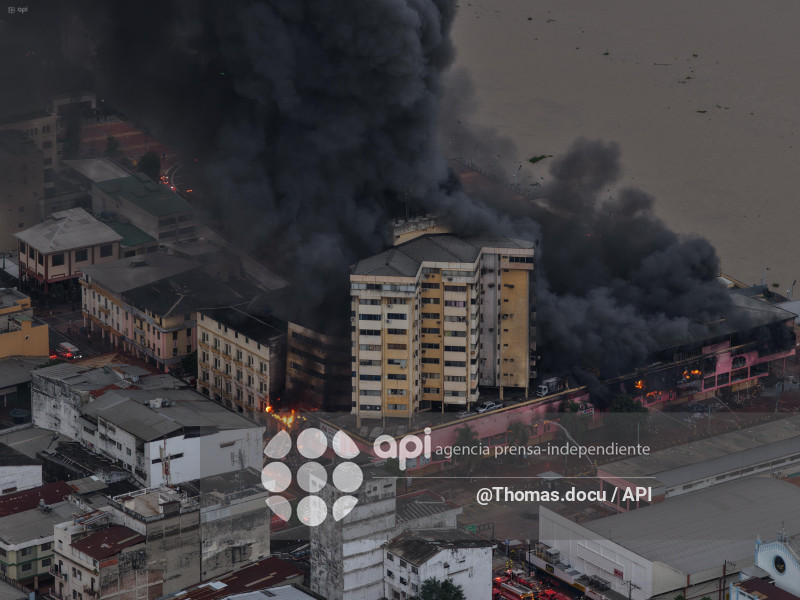 GYE-INCENDIO MULTICOMERCIO