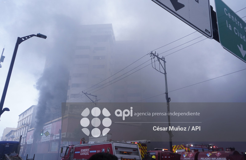 GYE-INCENDIO MULTICOMERCIO