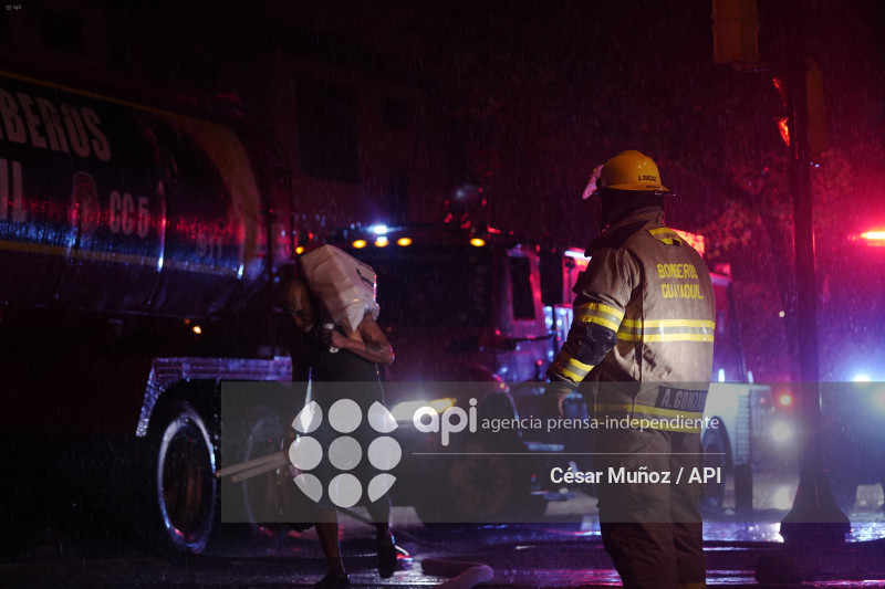 GYE-INCENDIO MULTICOMERCIO