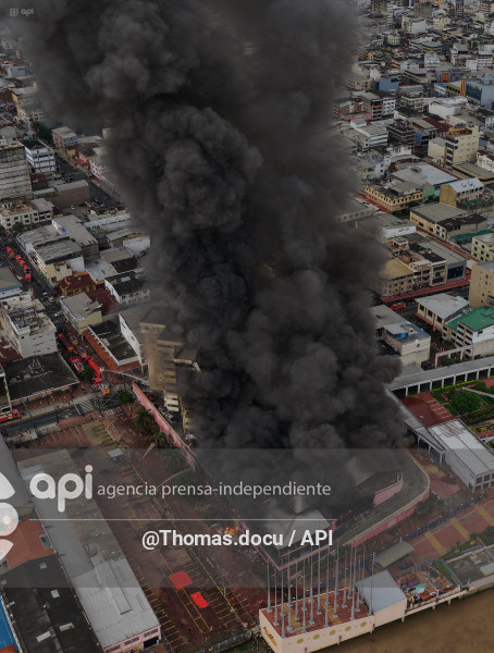 GYE-INCENDIO MULTICOMERCIO