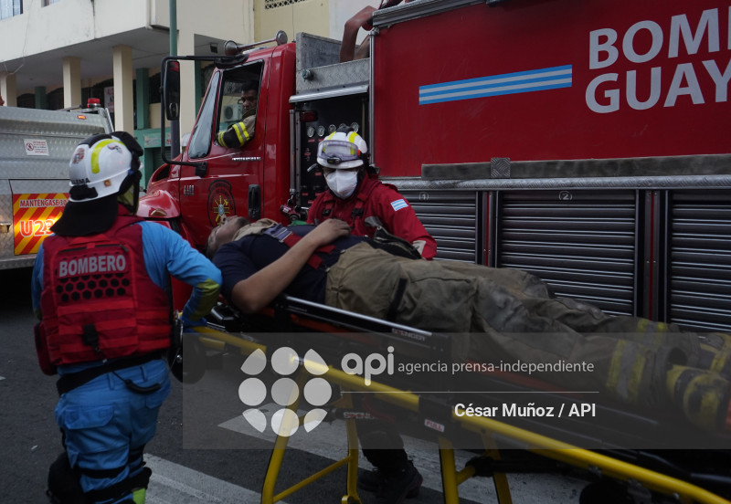 GYE-INCENDIO MULTICOMERCIO