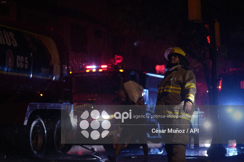 GYE-INCENDIO MULTICOMERCIO