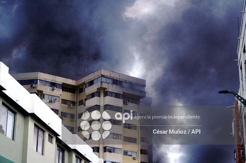 GYE-INCENDIO MULTICOMERCIO