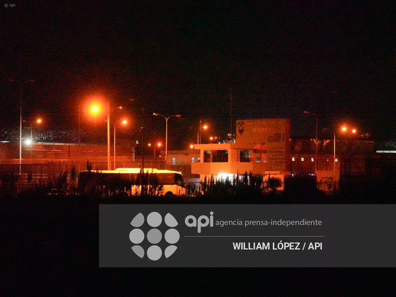 LLEGADA DE AQUILES ALVAREZ A CARCEL LATACUNGA