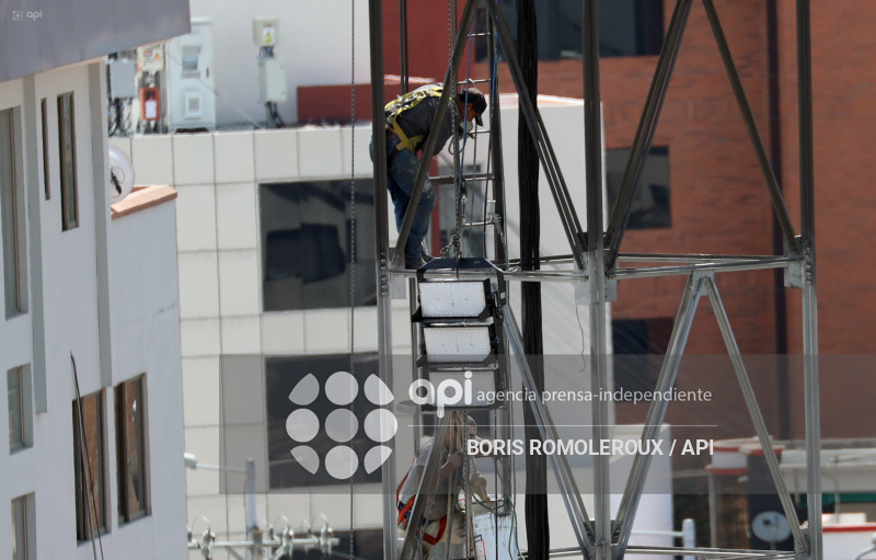 CUENCA-COLOCACION NUEVAS LUMINARIAS-ESTADIO ASA