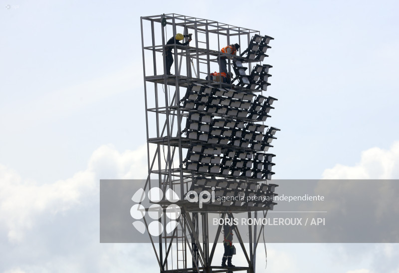 CUENCA-COLOCACION NUEVAS LUMINARIAS-ESTADIO ASA