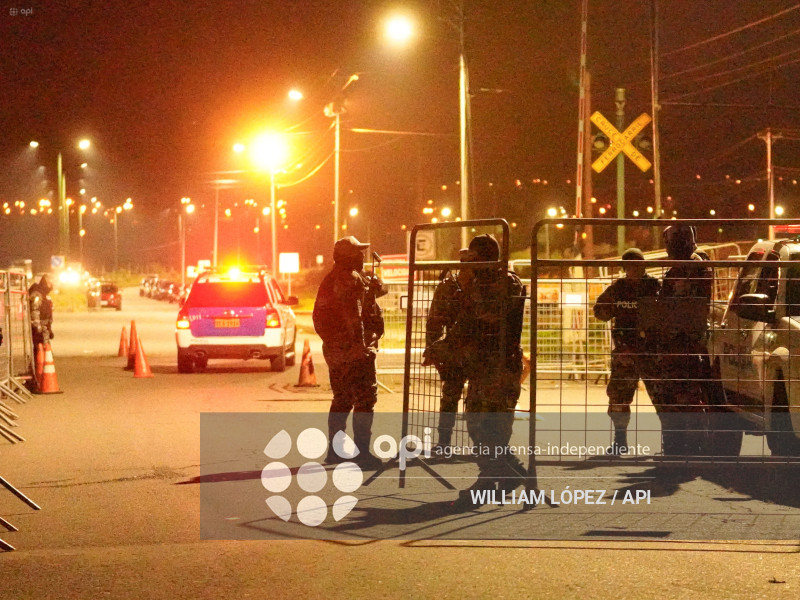 LLEGADA DE AQUILES ALVAREZ A CARCEL LATACUNGA