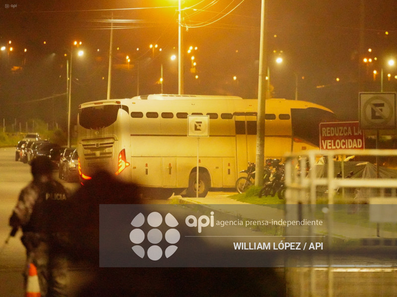 LLEGADA DE AQUILES ALVAREZ A CARCEL LATACUNGA