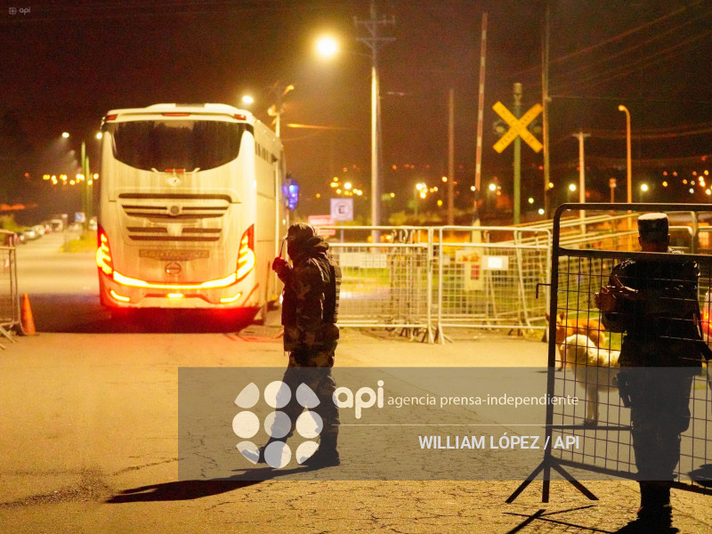 LLEGADA DE AQUILES ALVAREZ A CARCEL LATACUNGA