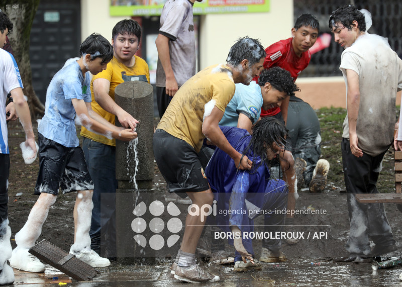 CUENCA.INICIO CARNAVAL-ESTUDIANTES