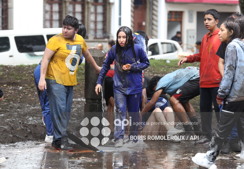 CUENCA.INICIO CARNAVAL-ESTUDIANTES