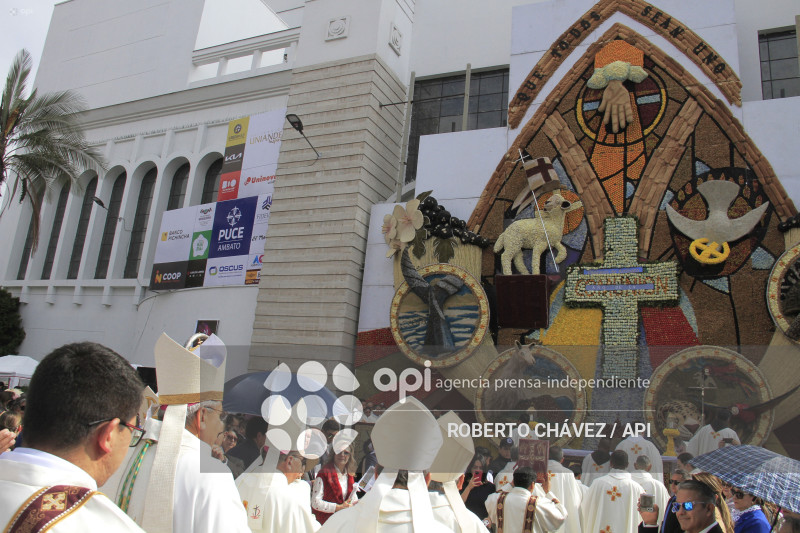 BENDICION FIESTA DE LAS FLORES Y LAS FRUTAS EN AMBATO