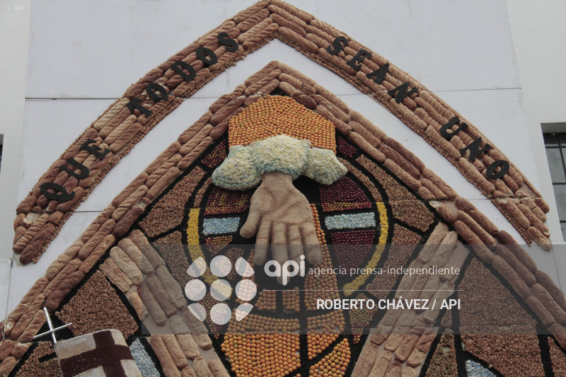 BENDICION FIESTA DE LAS FLORES Y LAS FRUTAS EN AMBATO