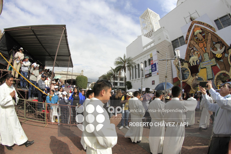 BENDICION FIESTA DE LAS FLORES Y LAS FRUTAS EN AMBATO