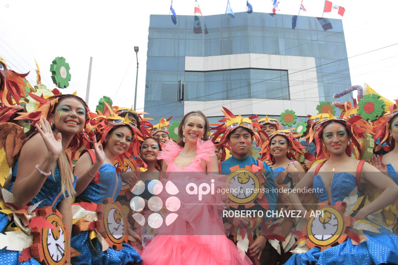 DESFILE FIESTA DE LAS FLORES Y LAS FRUTAS EN AMBATO