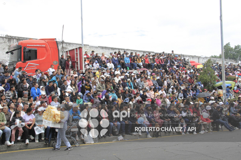 DESFILE FIESTA DE LAS FLORES Y LAS FRUTAS EN AMBATO
