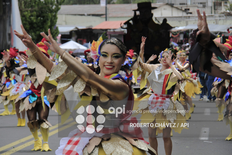 DESFILE FIESTA DE LAS FLORES Y LAS FRUTAS EN AMBATO