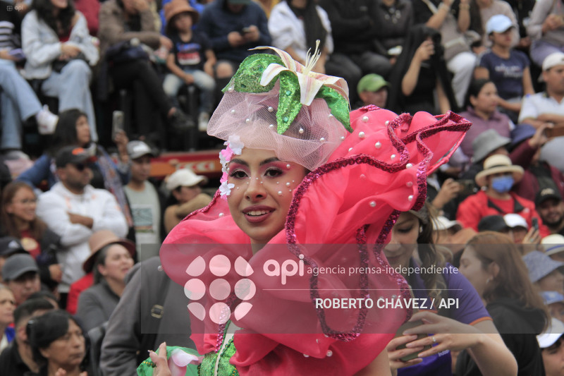 DESFILE FIESTA DE LAS FLORES Y LAS FRUTAS EN AMBATO
