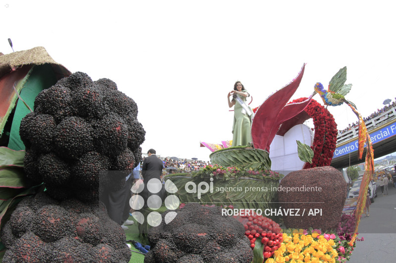 DESFILE FIESTA DE LAS FLORES Y LAS FRUTAS EN AMBATO
