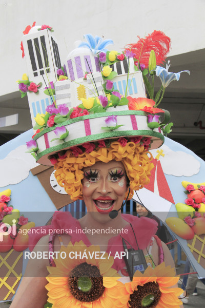 DESFILE FIESTA DE LAS FLORES Y LAS FRUTAS EN AMBATO