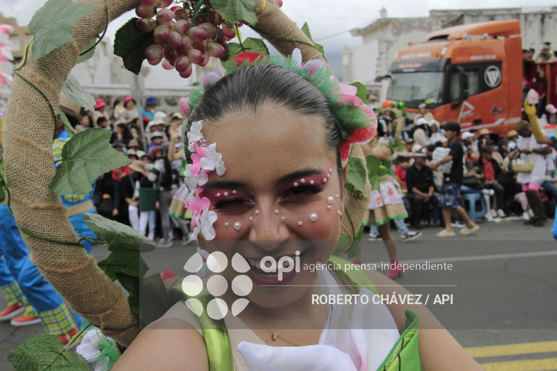 DESFILE FIESTA DE LAS FLORES Y LAS FRUTAS EN AMBATO