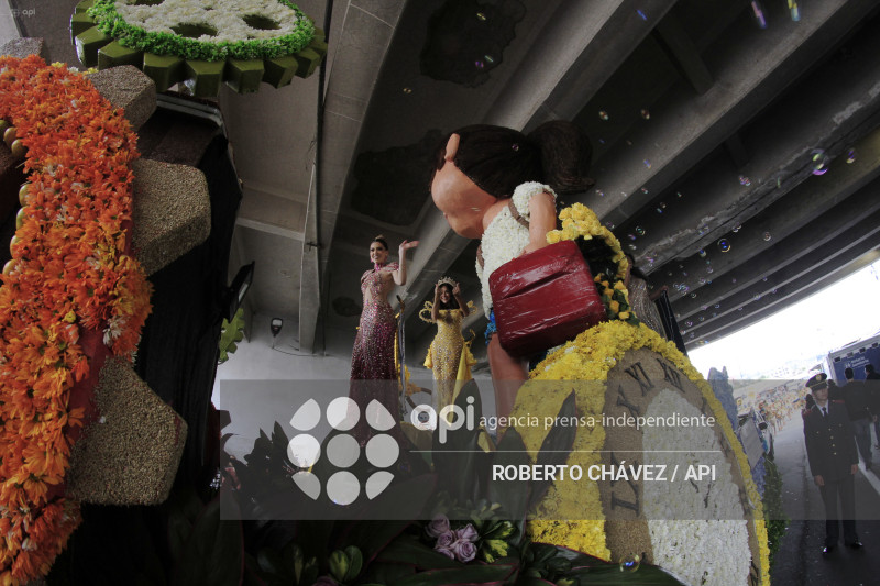 DESFILE FIESTA DE LAS FLORES Y LAS FRUTAS EN AMBATO