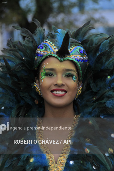 DESFILE FIESTA DE LAS FLORES Y LAS FRUTAS EN AMBATO