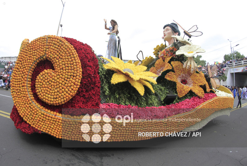 DESFILE FIESTA DE LAS FLORES Y LAS FRUTAS EN AMBATO