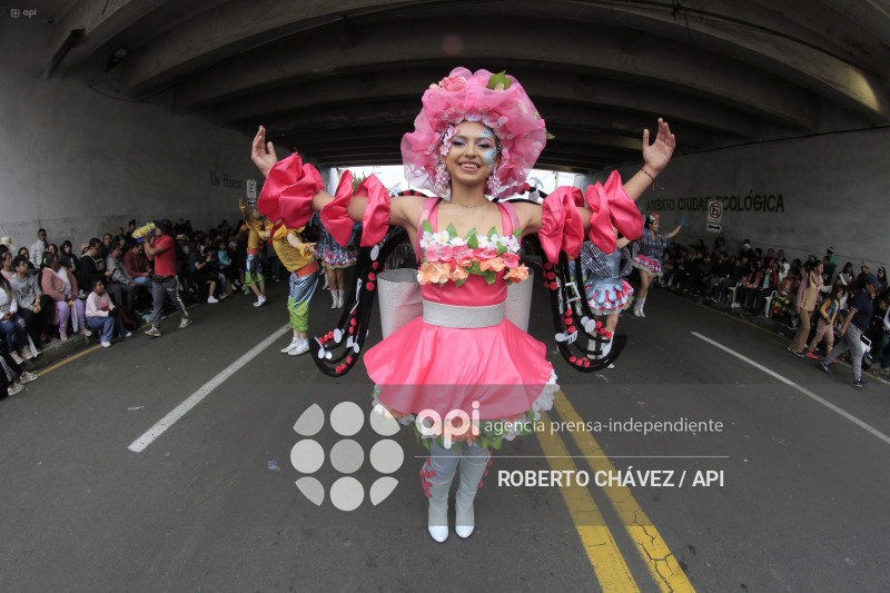 DESFILE FIESTA DE LAS FLORES Y LAS FRUTAS EN AMBATO