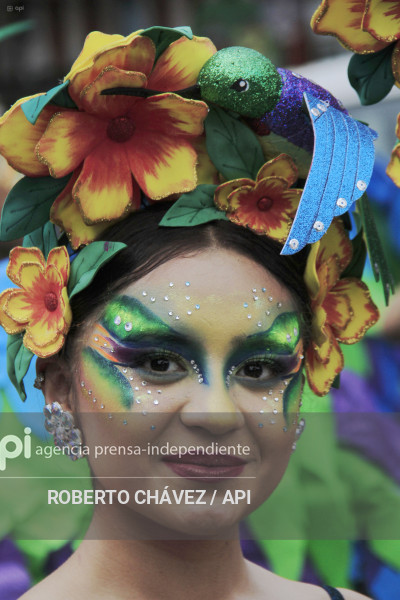 DESFILE FIESTA DE LAS FLORES Y LAS FRUTAS EN AMBATO