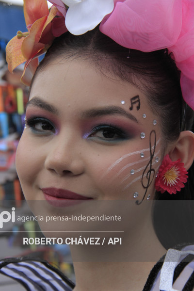 DESFILE FIESTA DE LAS FLORES Y LAS FRUTAS EN AMBATO