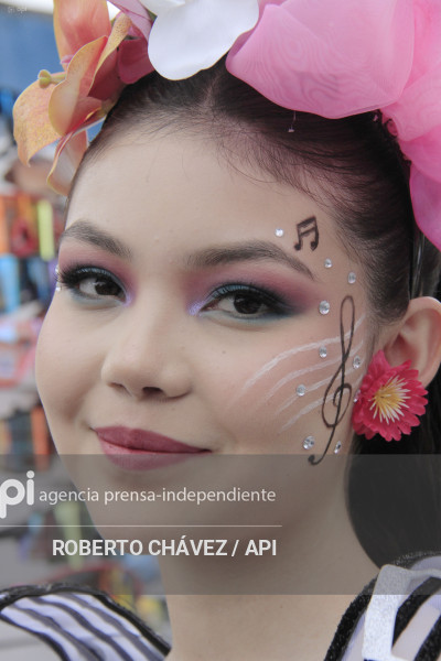 DESFILE FIESTA DE LAS FLORES Y LAS FRUTAS EN AMBATO