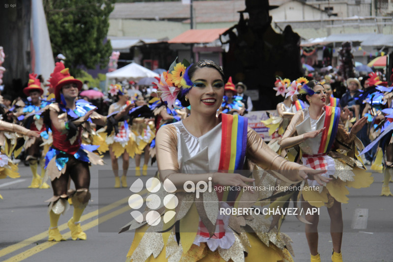 DESFILE FIESTA DE LAS FLORES Y LAS FRUTAS EN AMBATO