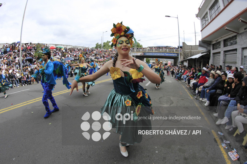 DESFILE FIESTA DE LAS FLORES Y LAS FRUTAS EN AMBATO