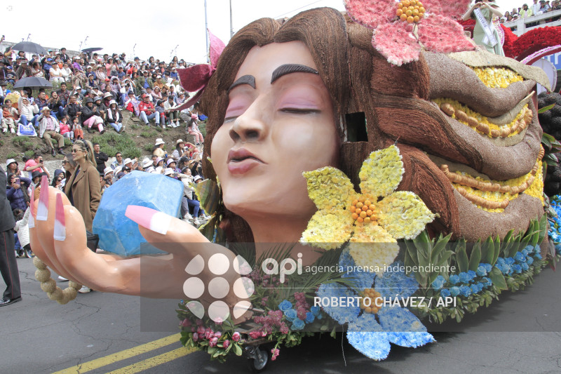DESFILE FIESTA DE LAS FLORES Y LAS FRUTAS EN AMBATO
