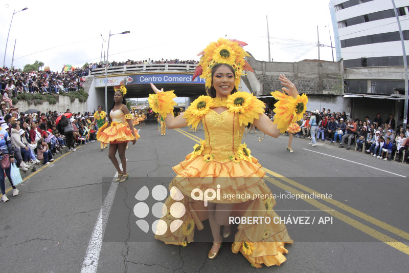 DESFILE FIESTA DE LAS FLORES Y LAS FRUTAS EN AMBATO