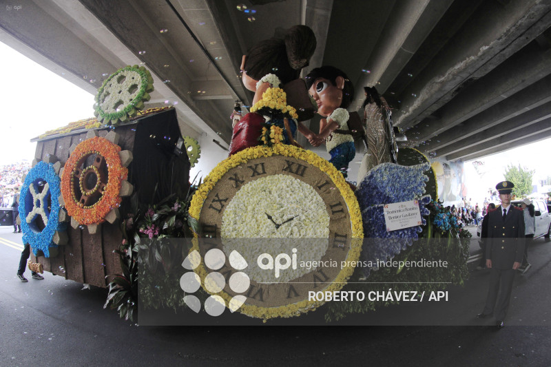 DESFILE FIESTA DE LAS FLORES Y LAS FRUTAS EN AMBATO