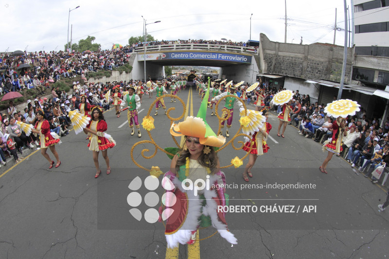 DESFILE FIESTA DE LAS FLORES Y LAS FRUTAS EN AMBATO