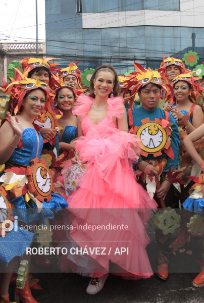 DESFILE FIESTA DE LAS FLORES Y LAS FRUTAS EN AMBATO
