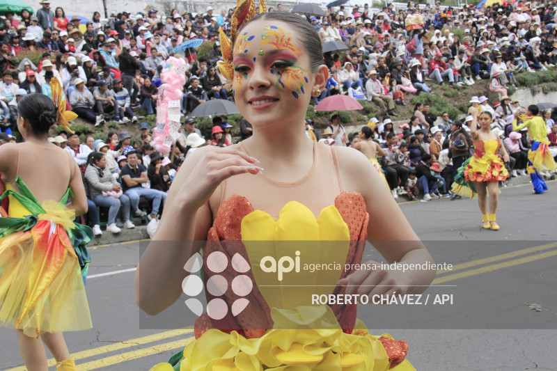 DESFILE FIESTA DE LAS FLORES Y LAS FRUTAS EN AMBATO