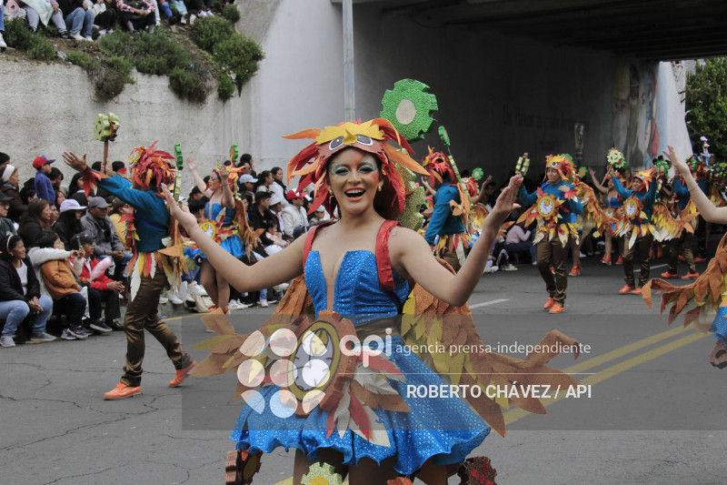 DESFILE FIESTA DE LAS FLORES Y LAS FRUTAS EN AMBATO