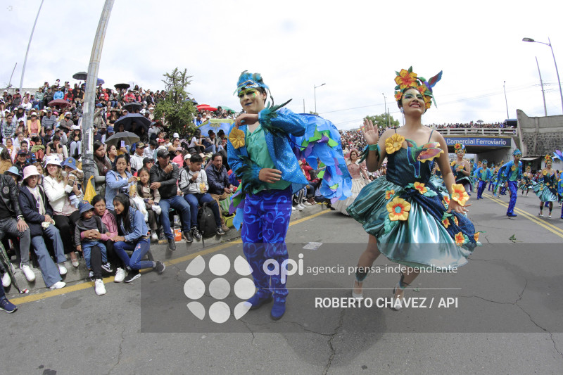 DESFILE FIESTA DE LAS FLORES Y LAS FRUTAS EN AMBATO
