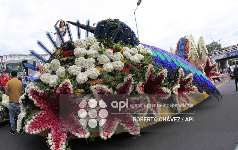 DESFILE FIESTA DE LAS FLORES Y LAS FRUTAS EN AMBATO