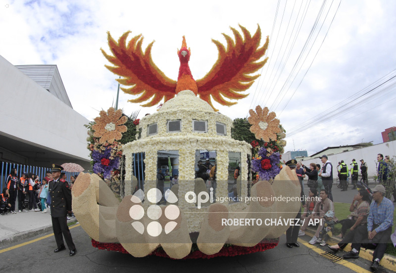 DESFILE FIESTA DE LAS FLORES Y LAS FRUTAS EN AMBATO