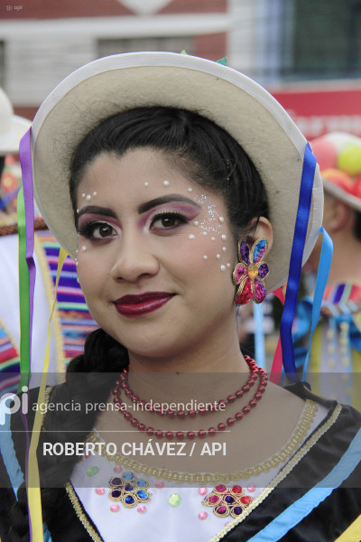DESFILE FIESTA DE LAS FLORES Y LAS FRUTAS EN AMBATO