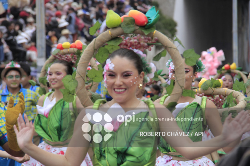 DESFILE FIESTA DE LAS FLORES Y LAS FRUTAS EN AMBATO