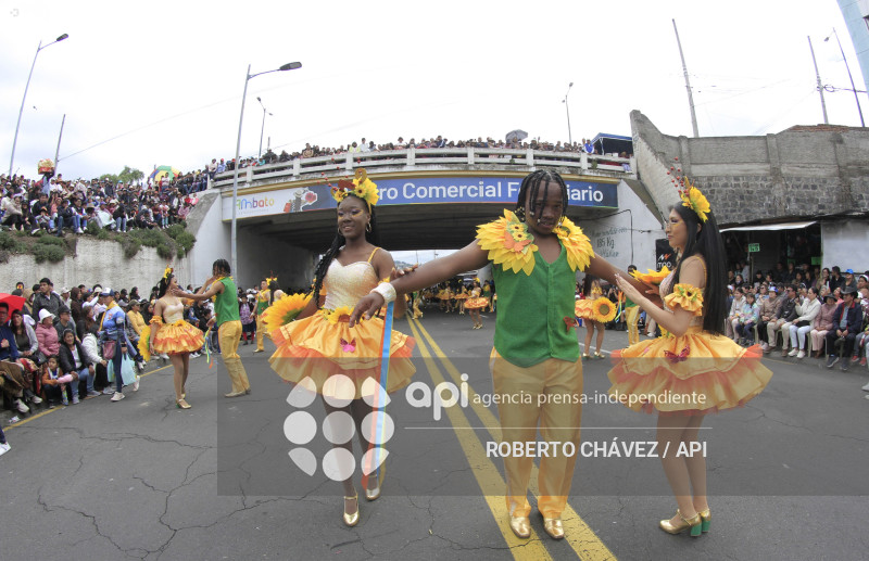 DESFILE FIESTA DE LAS FLORES Y LAS FRUTAS EN AMBATO