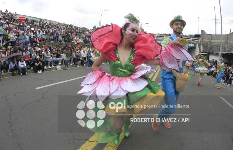 DESFILE FIESTA DE LAS FLORES Y LAS FRUTAS EN AMBATO