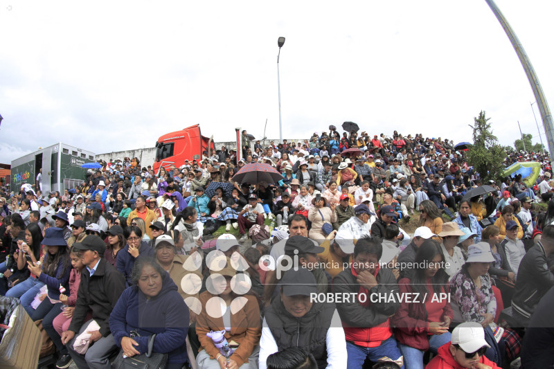 DESFILE FIESTA DE LAS FLORES Y LAS FRUTAS EN AMBATO