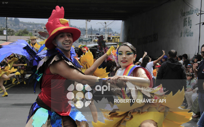 DESFILE FIESTA DE LAS FLORES Y LAS FRUTAS EN AMBATO